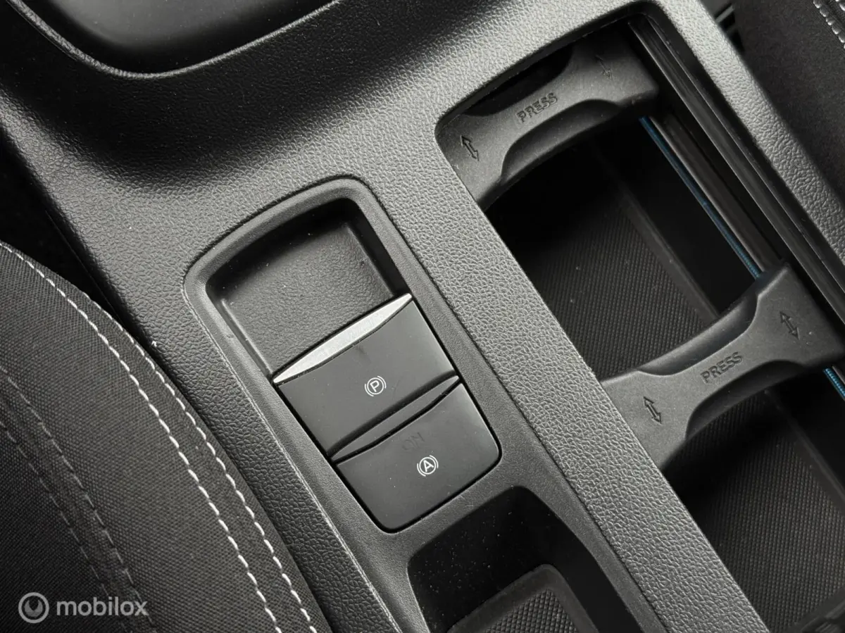 1.0 EcoBoost Hybrid Titanium | Clima | PDC V+A | Navi | Privacy Glas | Cruise | Led |