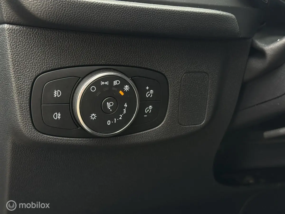 1.0 EcoBoost Hybrid Titanium | Clima | PDC V+A | Navi | Privacy Glas | Cruise | Led |