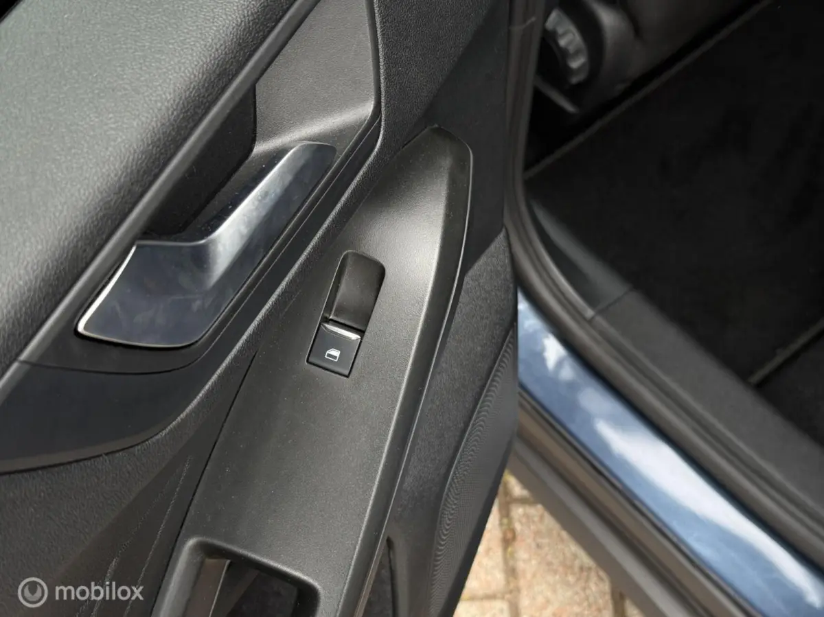 1.0 EcoBoost Hybrid Titanium | Clima | PDC V+A | Navi | Privacy Glas | Cruise | Led |