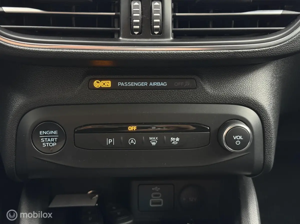 1.0 EcoBoost Hybrid Titanium | Clima | PDC V+A | Navi | Privacy Glas | Cruise | Led |