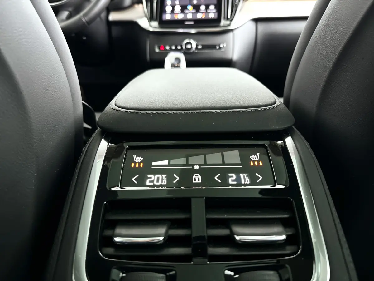 T8 Plug-in hybrid AWD Ultra Bright | SOH 100% | Panoramadak | 360° camera | Bowers & Wilkins | Luchtvering | Head-up display | Stoel- en Stuurverwarming