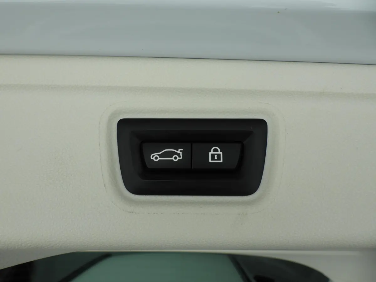 320e | LED | Leder | Navigatie | Sportstoelen | Elektr. zetels | Keyles go | DAB | Hifi speakers | Alu 17 inch