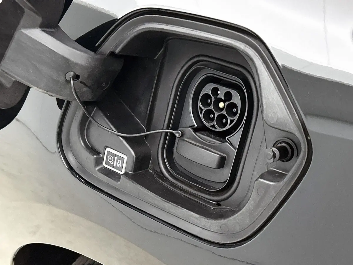 136pk Elegance 50 kWh Automaat | 1ste eigenaar | Apple CarPlay/Android Auto | 3 FASE | Armsteun | Camera | Dodehoekdetectie | Keyless | Navigatie | AUTOMAAT | Parkeersensoren | Isofix |