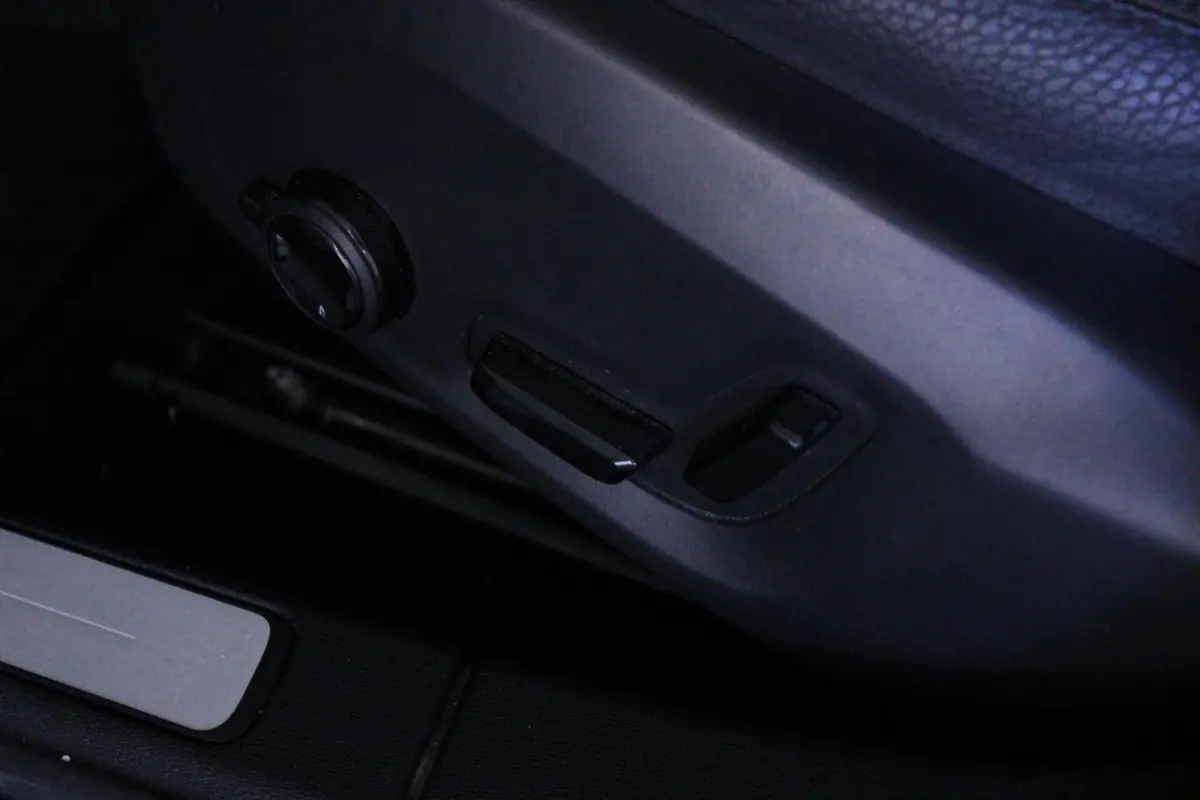 2.0 T6 Plug-in hybrid AWD Plus Dark | H/K | PANO |