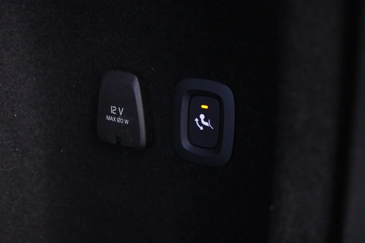 2.0 T6 Plug-in hybrid AWD Plus Dark | H/K | PANO |