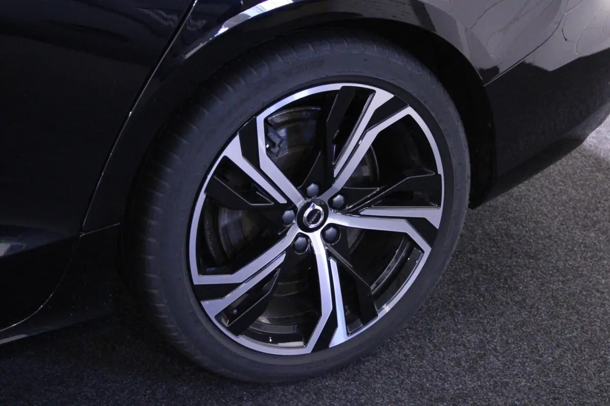 2.0 T6 Plug-in hybrid AWD Plus Dark | H/K | PANO |