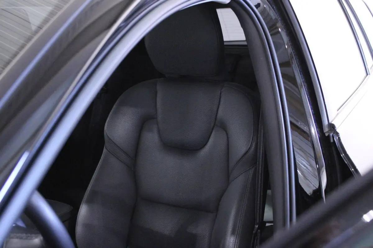 2.0 T6 Plug-in hybrid AWD Plus Dark | H/K | PANO |