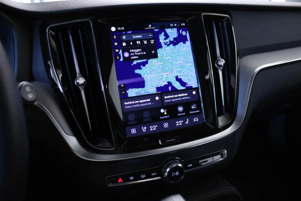 2.0 T6 Plug-in hybrid AWD Plus Dark | H/K | PANO |