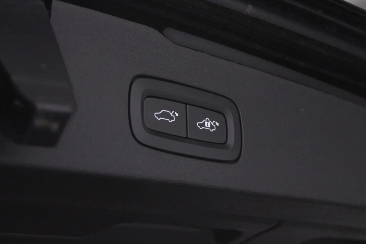 2.0 T6 Plug-in hybrid AWD Plus Dark | H/K | PANO |