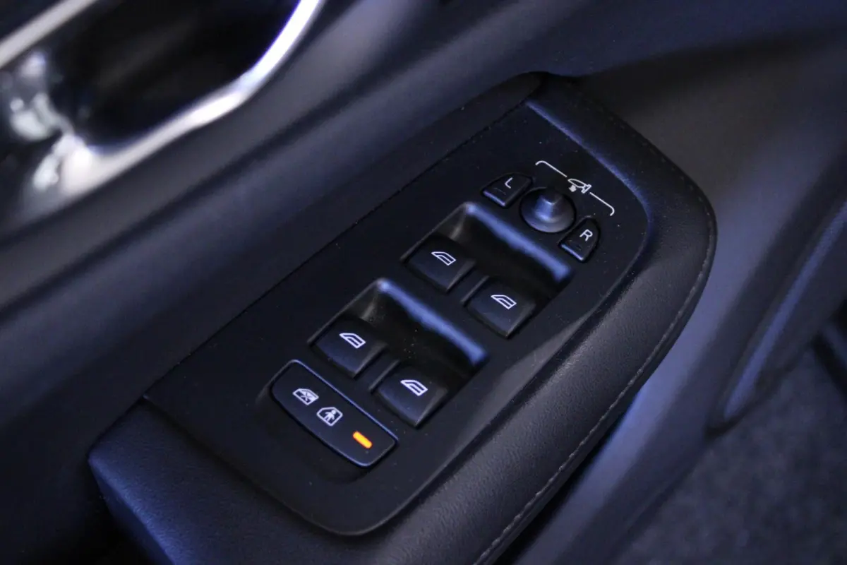 2.0 T6 Plug-in hybrid AWD Plus Dark | H/K | PANO |