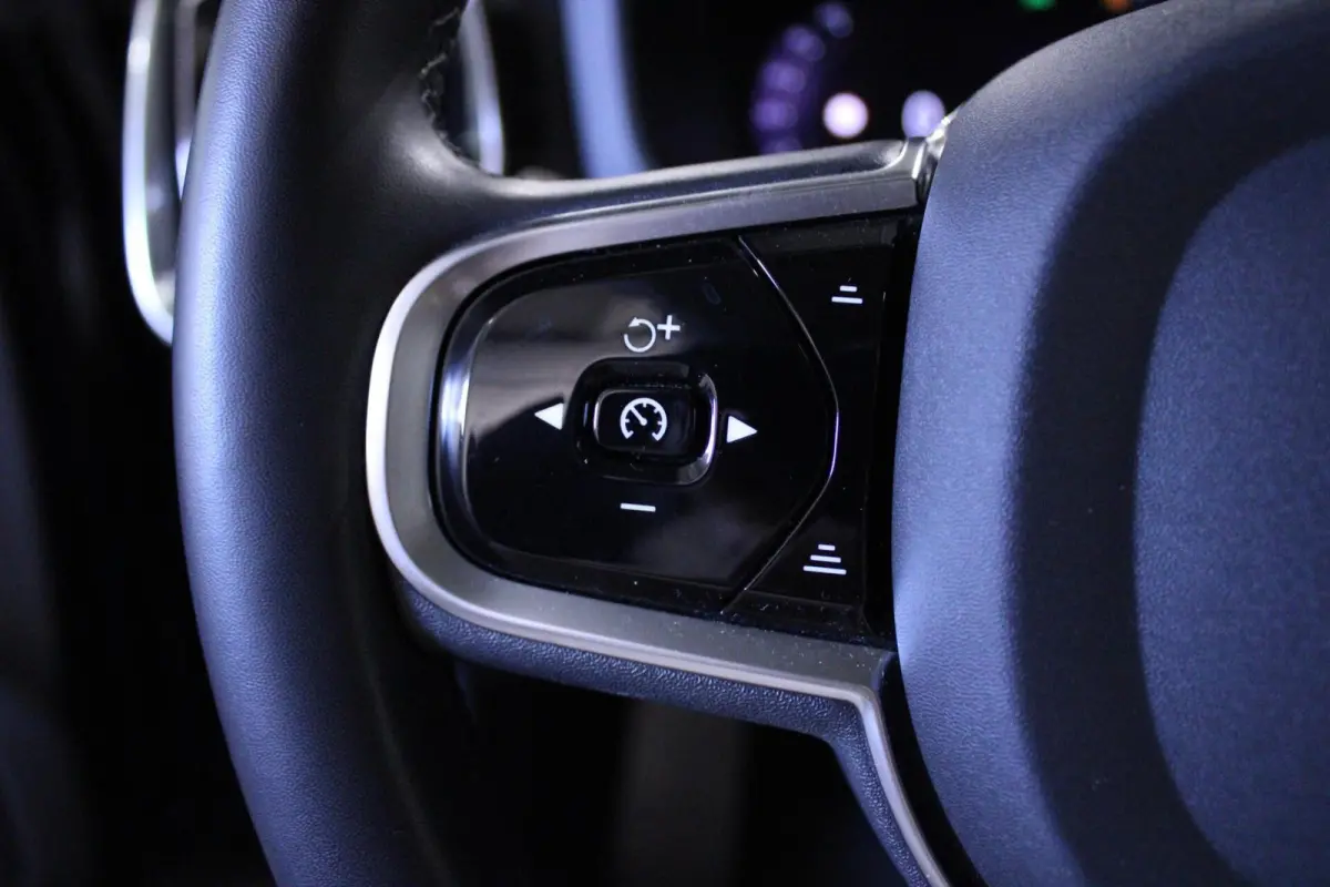 2.0 T6 Plug-in hybrid AWD Plus Dark | H/K | PANO |