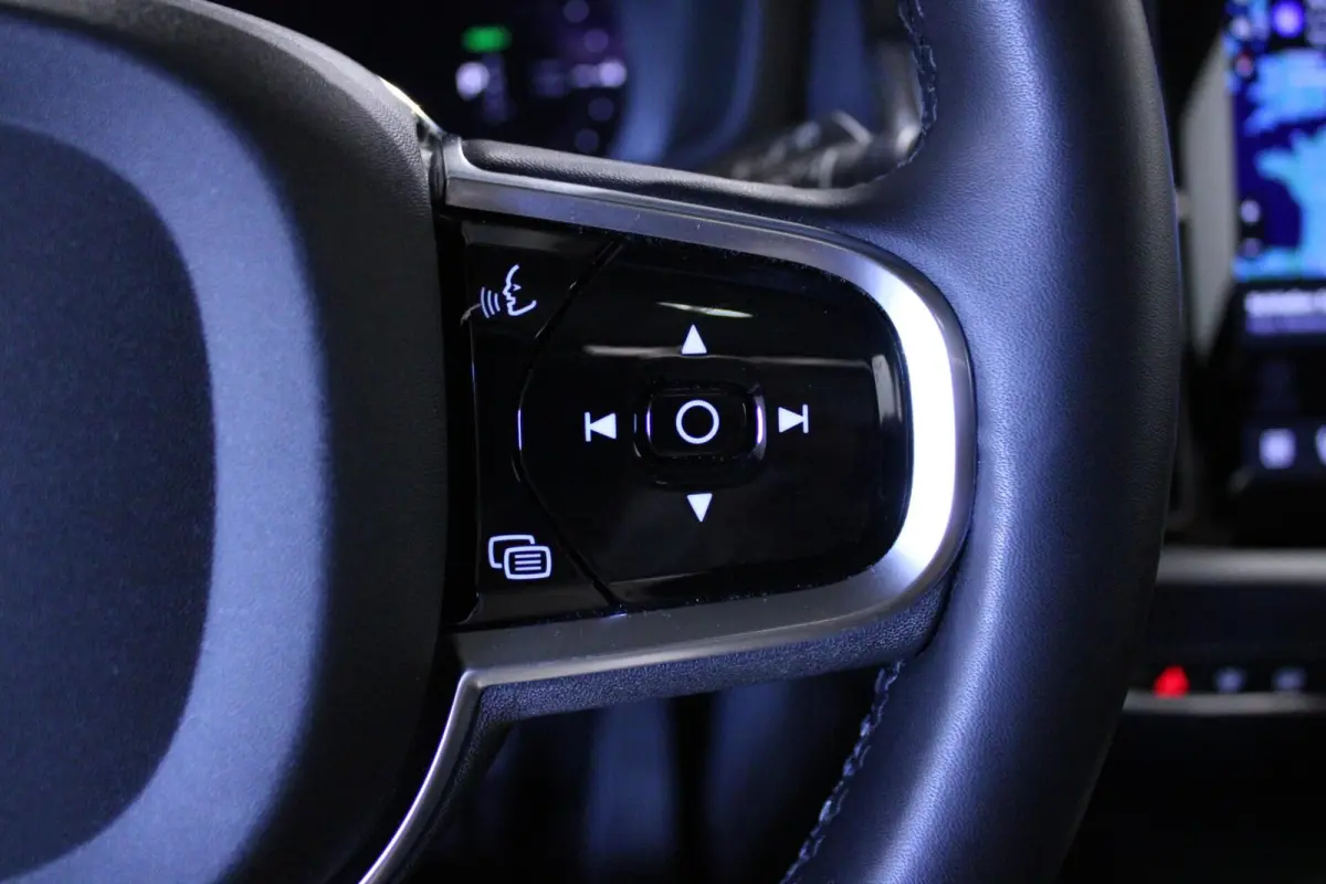 2.0 T6 Plug-in hybrid AWD Plus Dark | H/K | PANO |