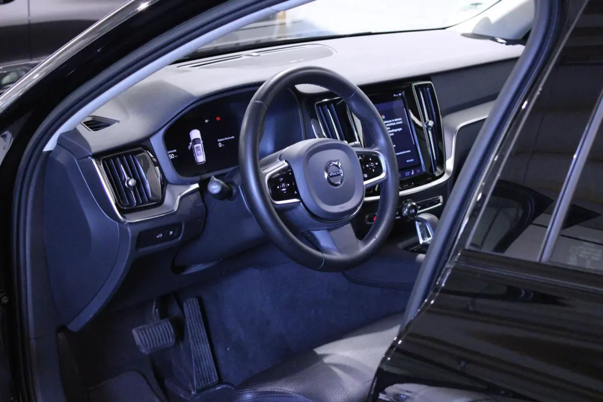 2.0 T6 Plug-in hybrid AWD Plus Dark | H/K | PANO |