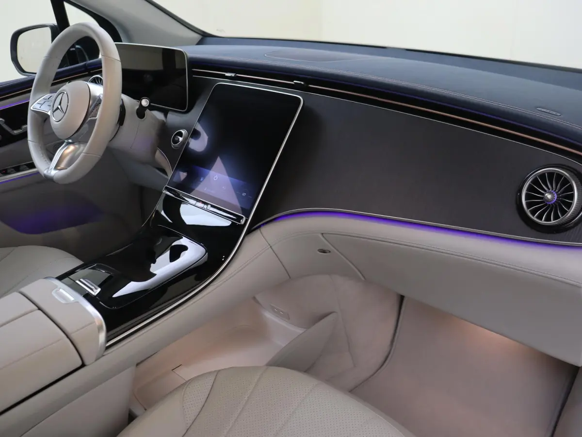 300 Luxury Line 91 kWh / Memory-Stoelen / Winterpakket / Trekhaak / Smartphone-Intergratie /