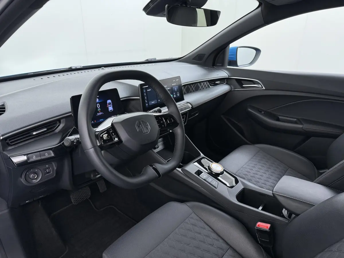 1.5 Hybrid+ Luxury ONDERHOUD GEHAD BIJ DEALER, DIRECT LEVERBAAR | 7 JAAR MG FABRIEKS GARANTIE TM 02-2032 | STOEL + STUURVERWARMING | 360 CAMERA | ADAP. CRUISE | DODE HOEK | KEYLESS | APPLE C