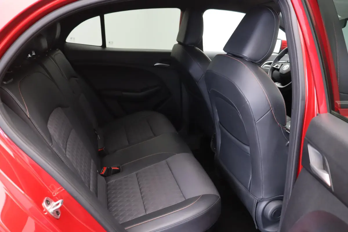 1.5 Luxury | Apple Carplay & Android Auto | Rondomzicht Camera | Stoel en Stuurwielverwarming |