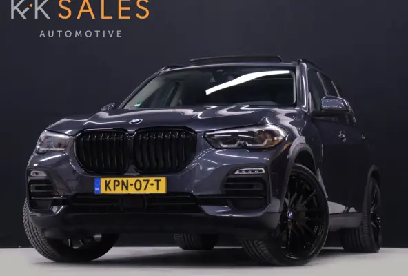 xDrive45e Sport [SOH 97%, PANORAMADAK, HARMAN KARDON, TREKHAAK, LUCHTVERING, APPLE CARPLAY, ANDROID AUTO, MEMORY SEATS, M SPORT VELG, CAMERA, NIEUWSTAAT]