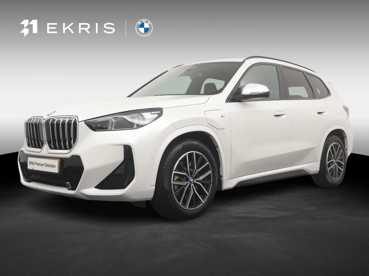 xDrive30e | Trekhaak | M-Sportpakket | Glazen Panoramadak | Comfort Access | Stoelverwarming |