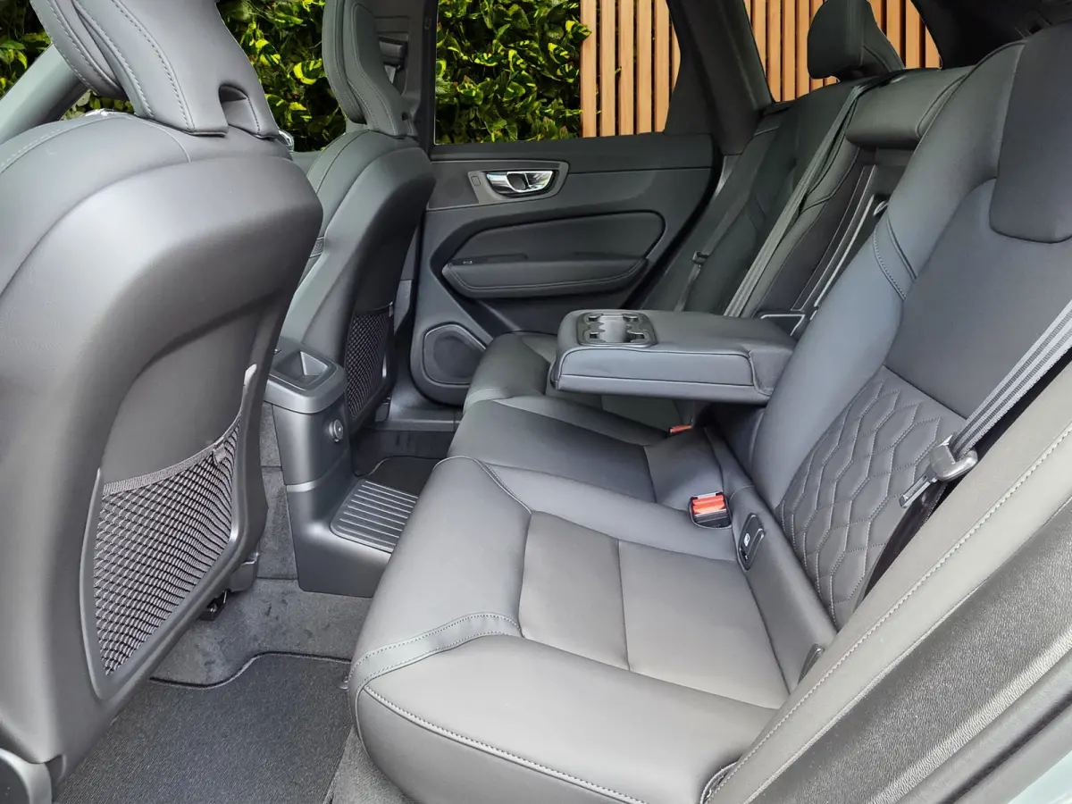 2.0 T6 Plug-in hybrid AWD Plus Dark | Pano | 360 Cam | Head-up | Pilot Assist | Memory | Harman/Kardon