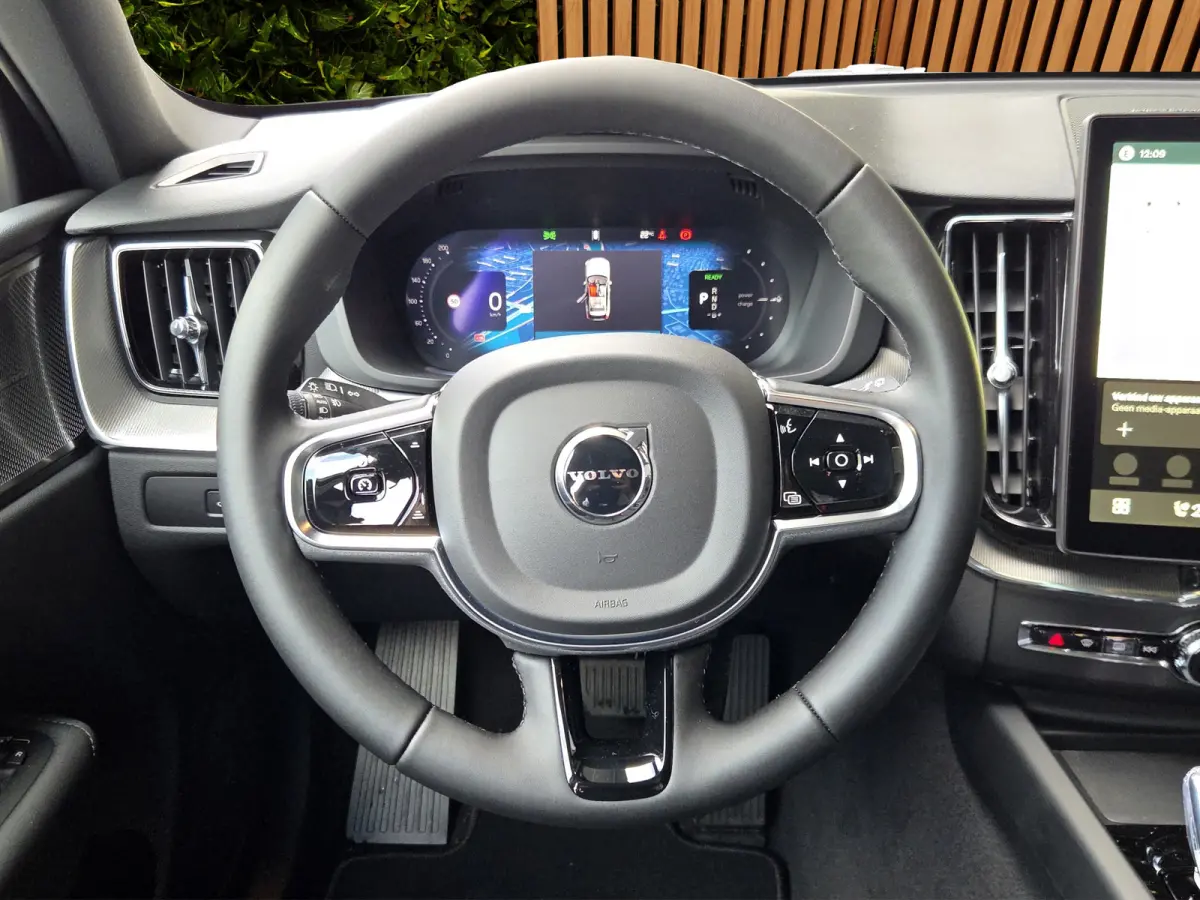2.0 T6 Plug-in hybrid AWD Plus Dark | Pano | 360 Cam | Head-up | Pilot Assist | Memory | Harman/Kardon