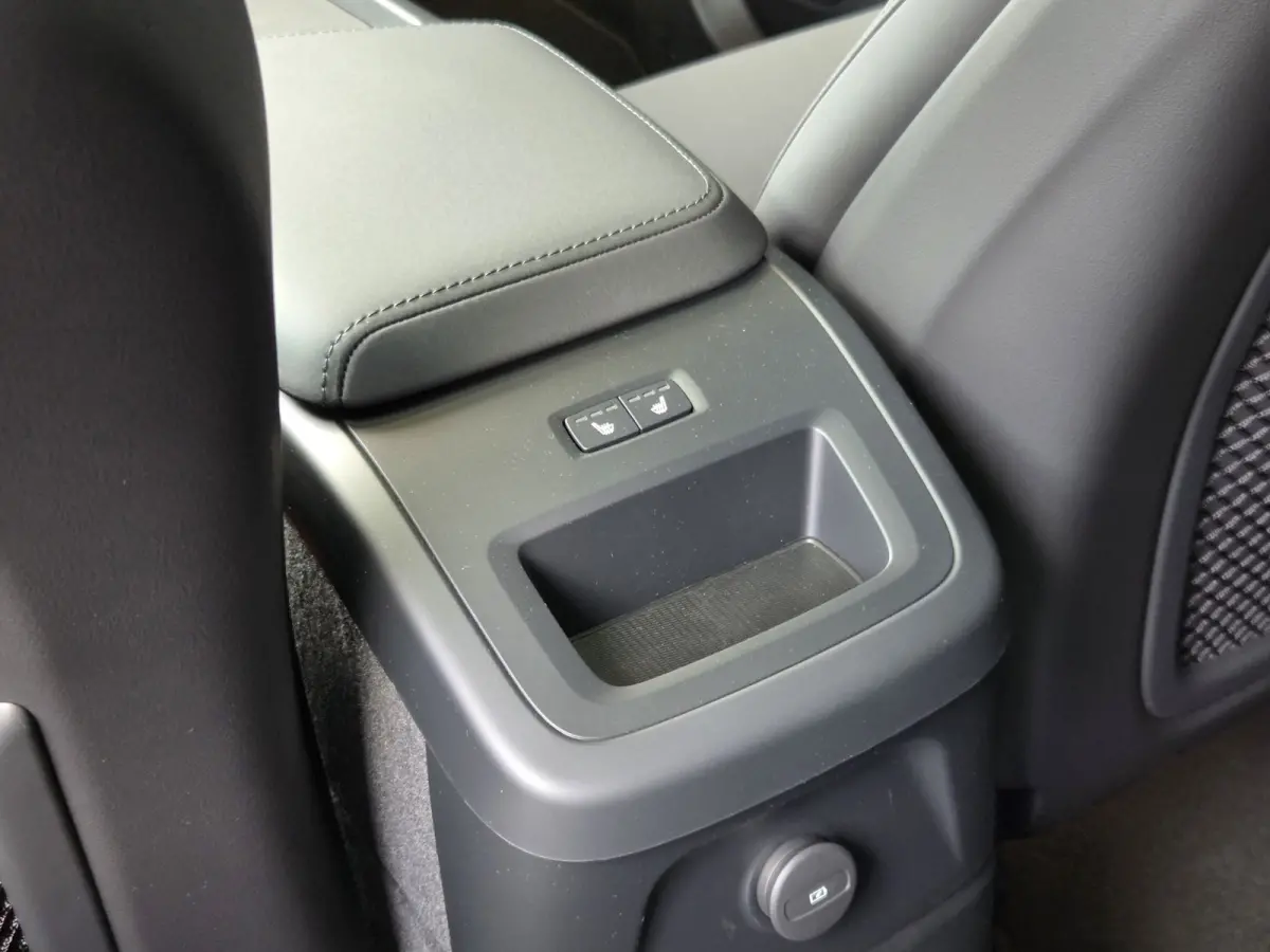 2.0 T6 Plug-in hybrid AWD Plus Dark | Pano | 360 Cam | Head-up | Pilot Assist | Memory | Harman/Kardon