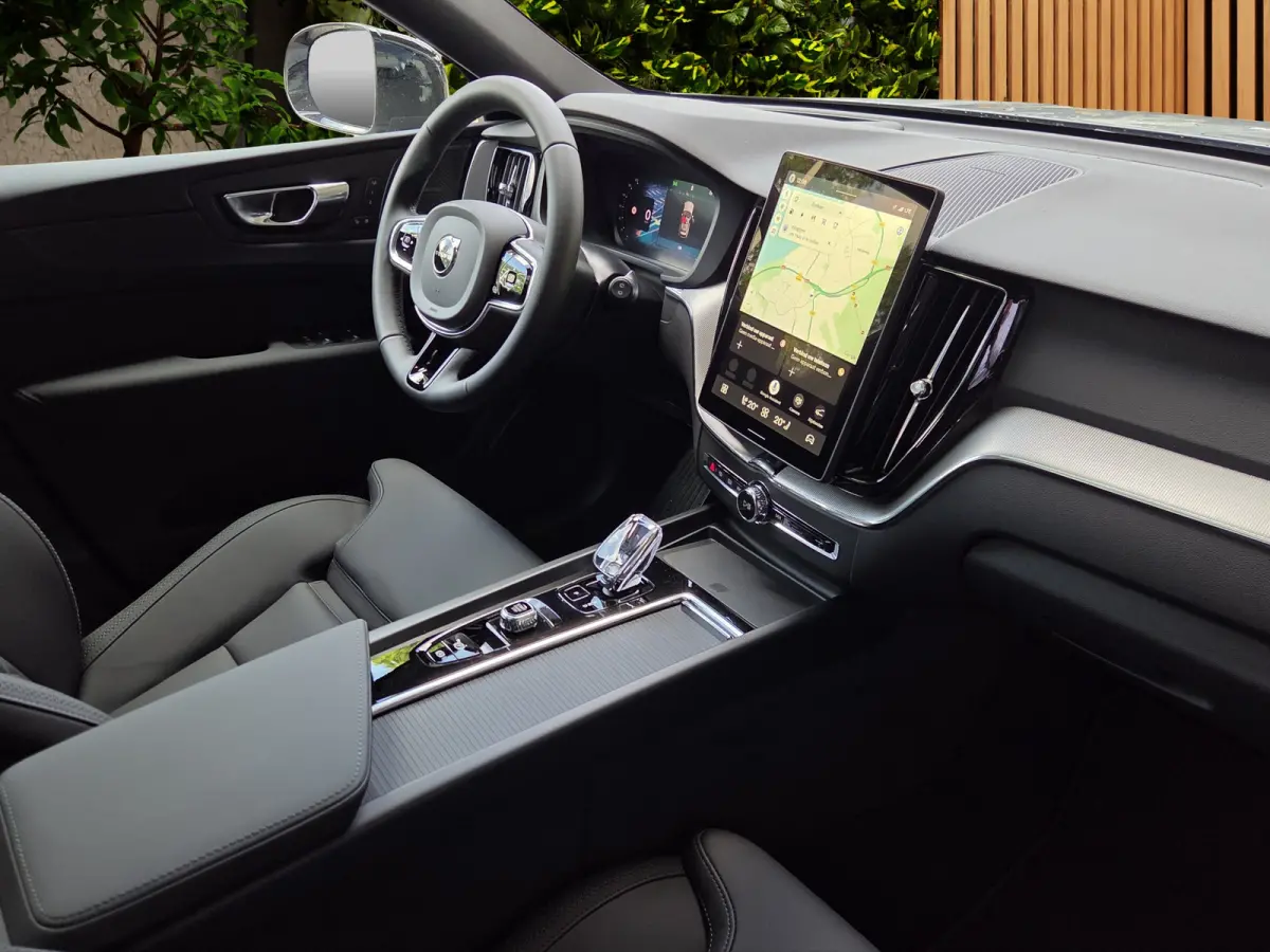 2.0 T6 Plug-in hybrid AWD Plus Dark | Pano | 360 Cam | Head-up | Pilot Assist | Memory | Harman/Kardon
