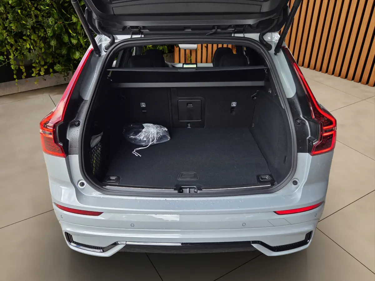 2.0 T6 Plug-in hybrid AWD Plus Dark | Pano | 360 Cam | Head-up | Pilot Assist | Memory | Harman/Kardon