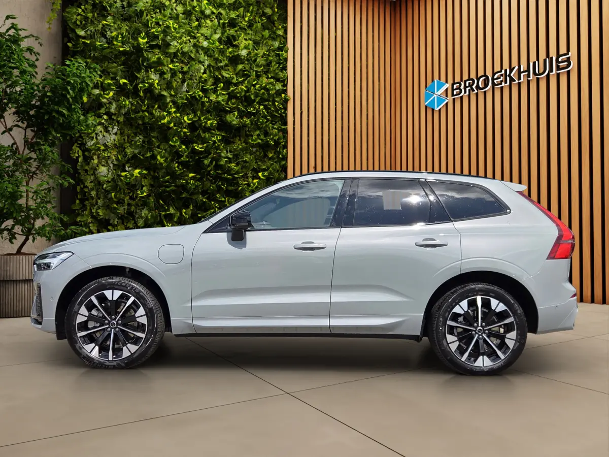 2.0 T6 Plug-in hybrid AWD Plus Dark | Pano | 360 Cam | Head-up | Pilot Assist | Memory | Harman/Kardon