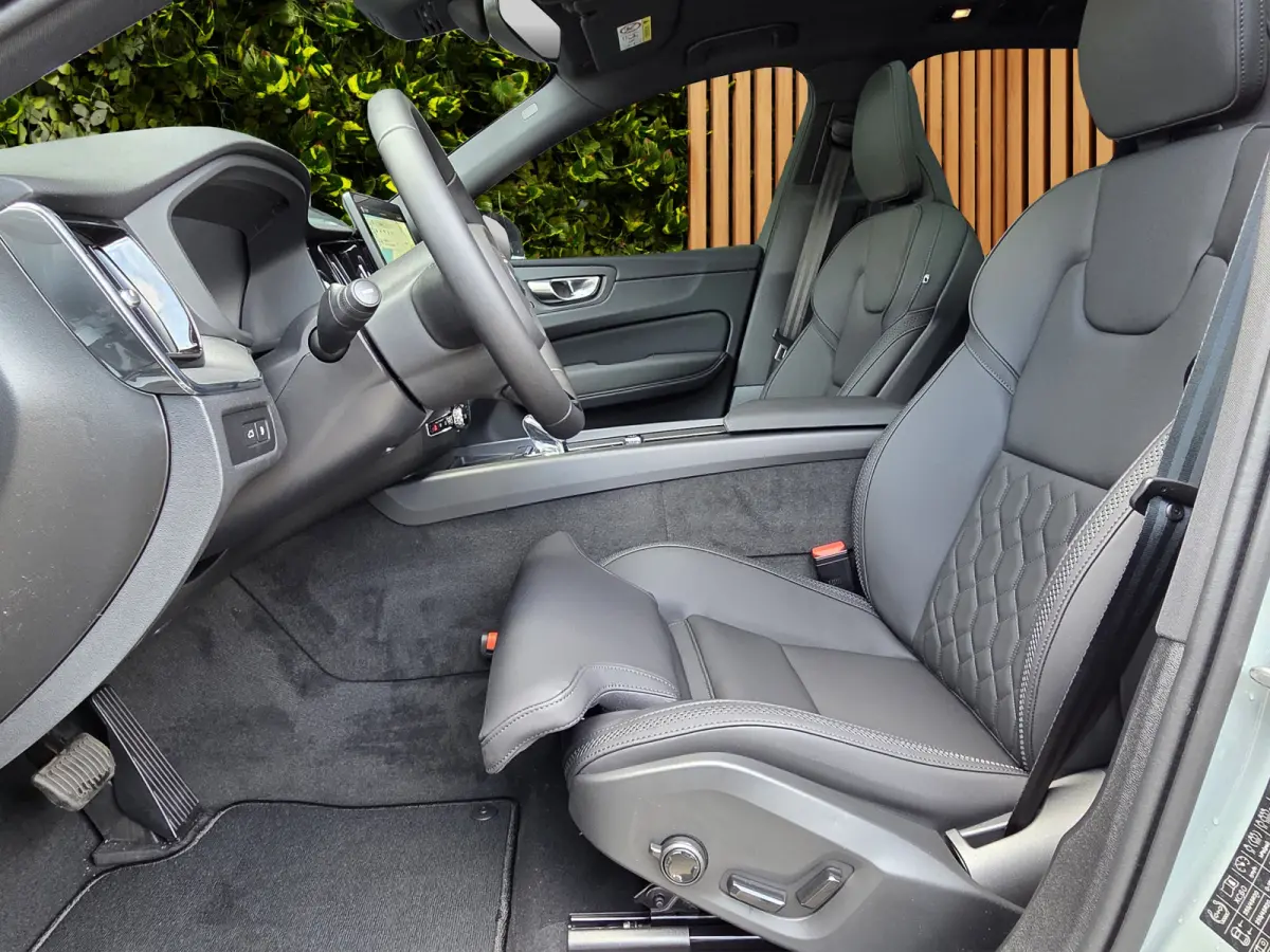 2.0 T6 Plug-in hybrid AWD Plus Dark | Pano | 360 Cam | Head-up | Pilot Assist | Memory | Harman/Kardon