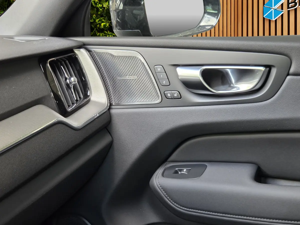 2.0 T6 Plug-in hybrid AWD Plus Dark | Pano | 360 Cam | Head-up | Pilot Assist | Memory | Harman/Kardon