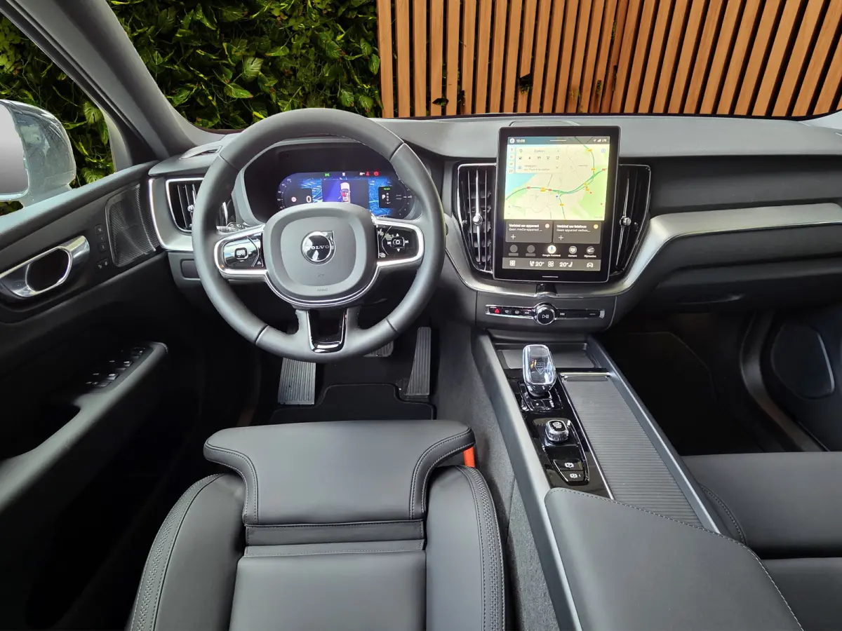 2.0 T6 Plug-in hybrid AWD Plus Dark | Pano | 360 Cam | Head-up | Pilot Assist | Memory | Harman/Kardon