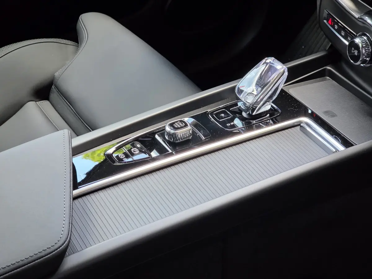2.0 T6 Plug-in hybrid AWD Plus Dark | Pano | 360 Cam | Head-up | Pilot Assist | Memory | Harman/Kardon