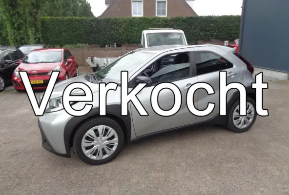 1.0 VVT-i MT Play Airco, Camera, Carplay/ android auto, Radio scherm !