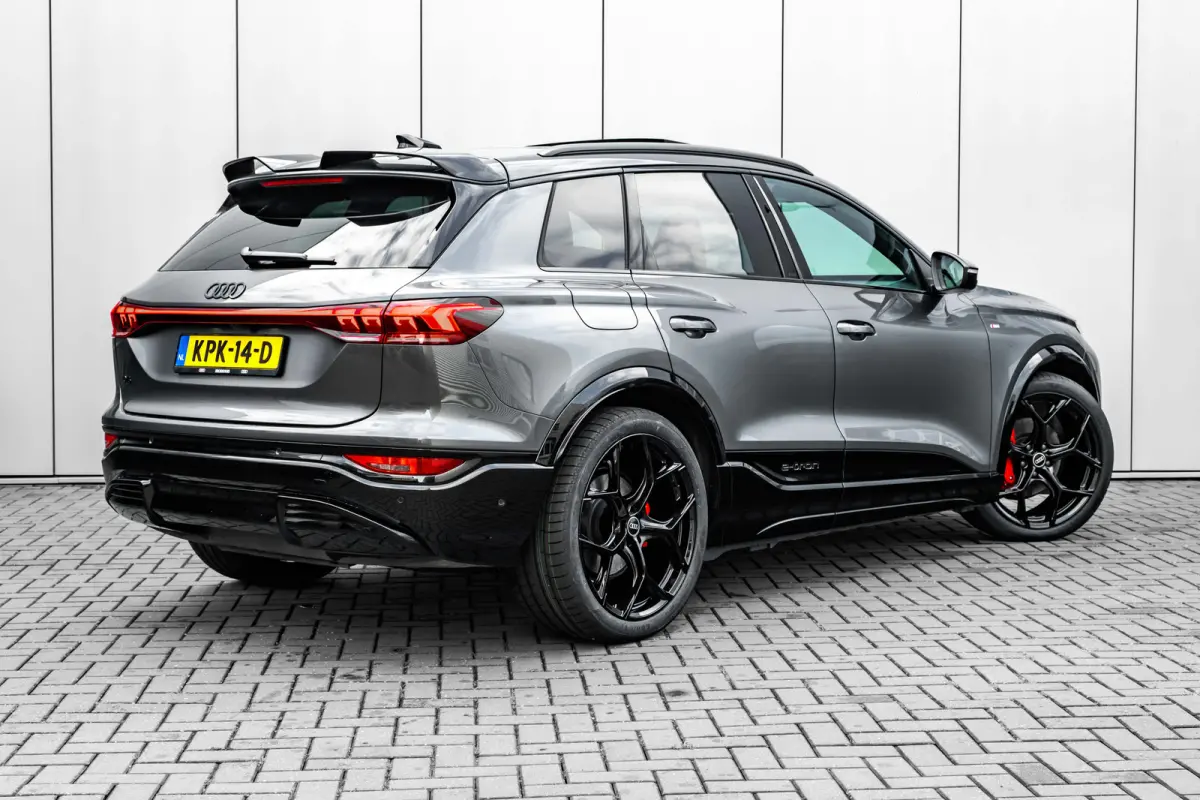S edition performance 100 kWh 306PK | Trekhaak | Luchtvering | Panorama Dak | B&O Incl. hoofdsteunspeaker | Carbon Spoiler