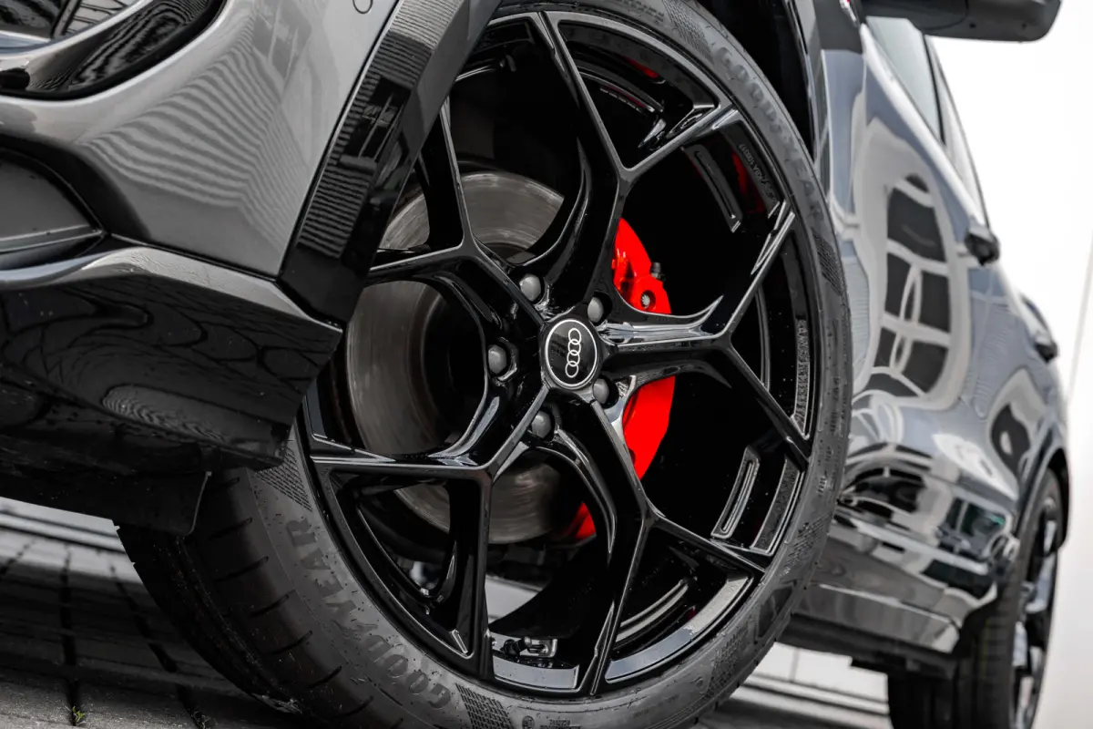S edition performance 100 kWh 306PK | Trekhaak | Luchtvering | Panorama Dak | B&O Incl. hoofdsteunspeaker | Carbon Spoiler