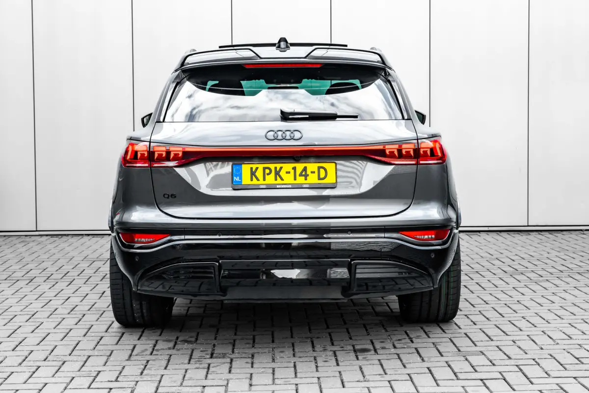 S edition performance 100 kWh 306PK | Trekhaak | Luchtvering | Panorama Dak | B&O Incl. hoofdsteunspeaker | Carbon Spoiler