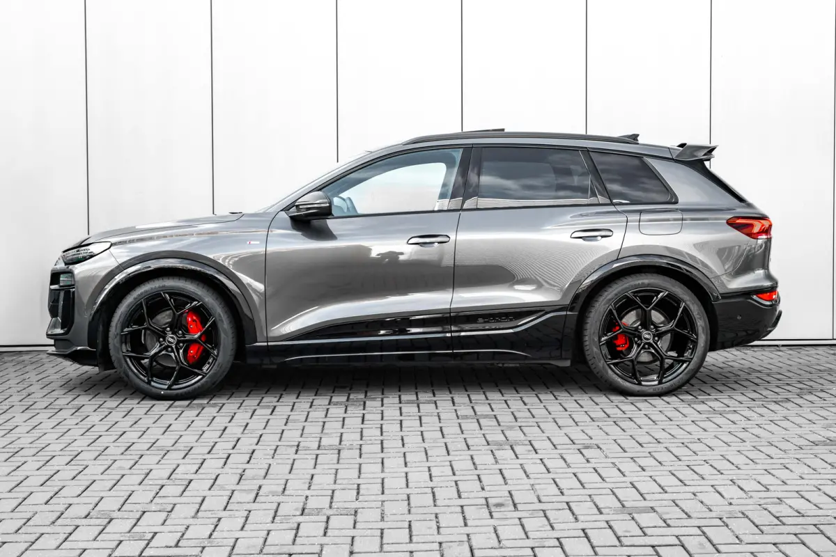 S edition performance 100 kWh 306PK | Trekhaak | Luchtvering | Panorama Dak | B&O Incl. hoofdsteunspeaker | Carbon Spoiler
