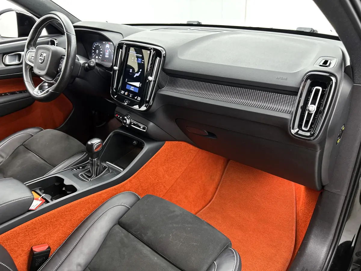 T2 130PK R-Design / Trekhaak / 1/2 Leder / Airco-ecc./ Navigatie / Stoelverwarming / Pdc. / Apk 11-2026
