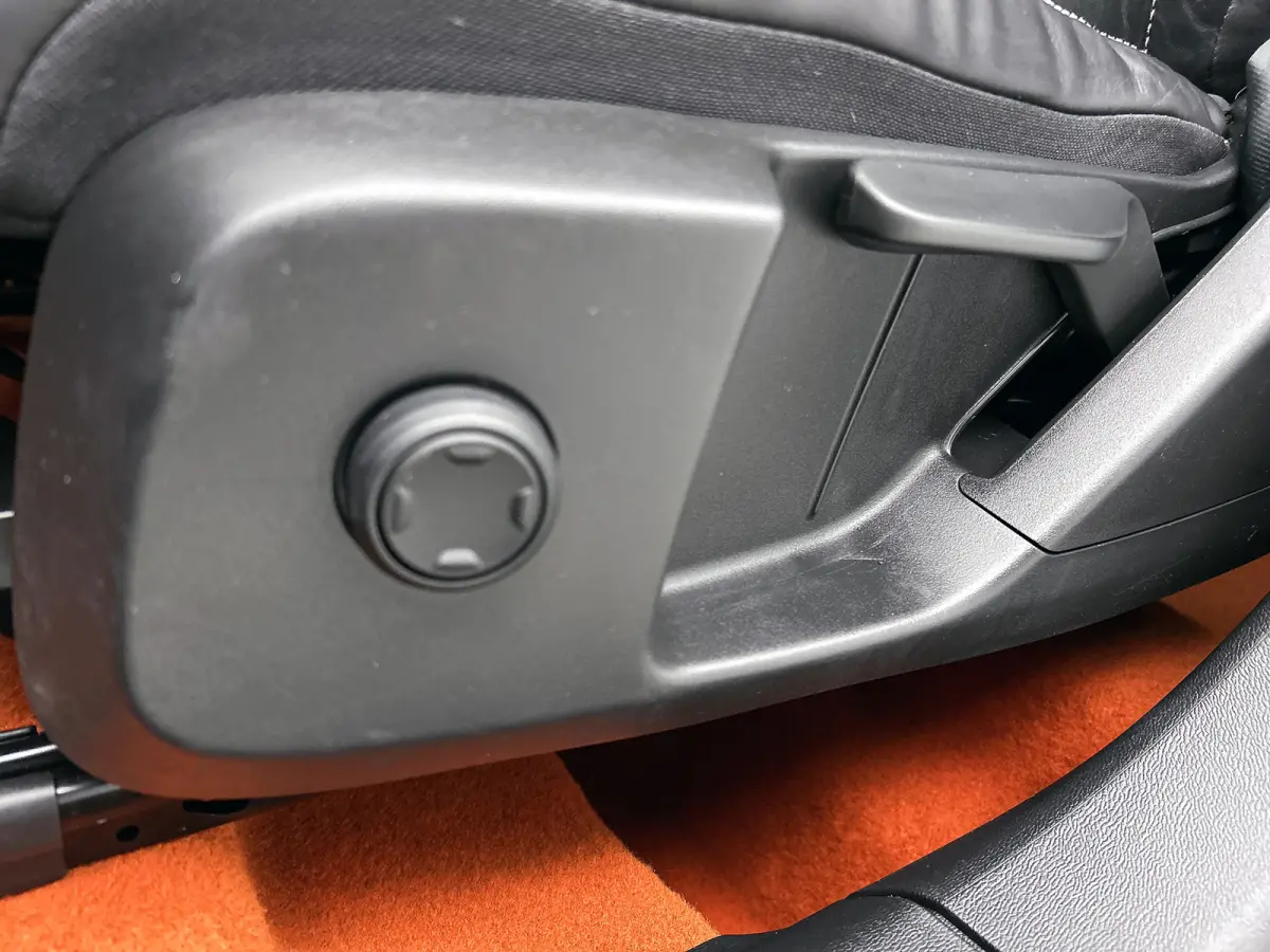 T2 130PK R-Design / Trekhaak / 1/2 Leder / Airco-ecc./ Navigatie / Stoelverwarming / Pdc. / Apk 11-2028