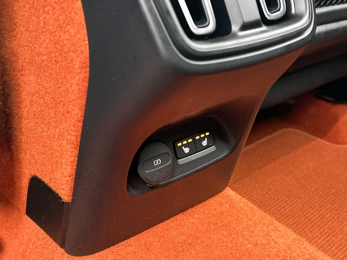 T2 130PK R-Design / Trekhaak / 1/2 Leder / Airco-ecc./ Navigatie / Stoelverwarming / Pdc. / Apk 11-2028