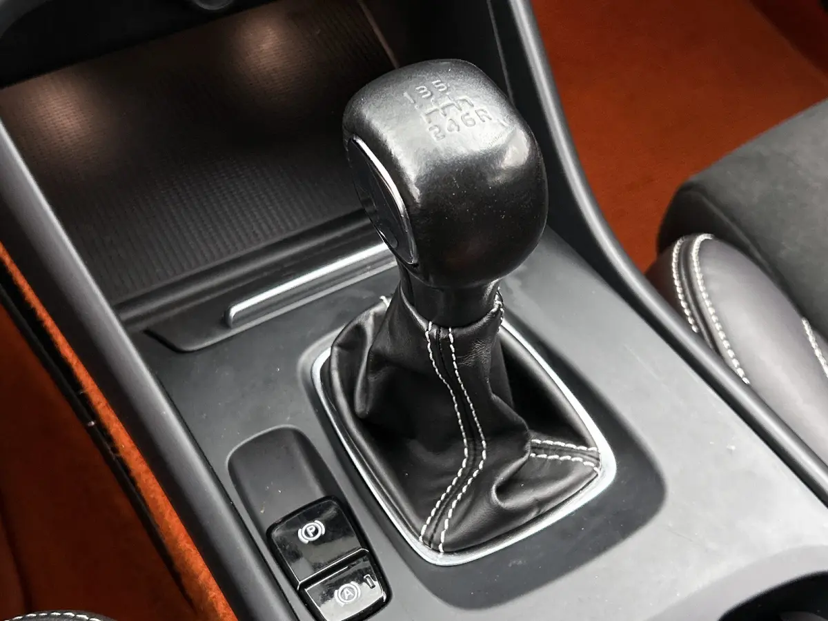 T2 130PK R-Design / Trekhaak / 1/2 Leder / Airco-ecc./ Navigatie / Stoelverwarming / Pdc. / Apk 11-2028