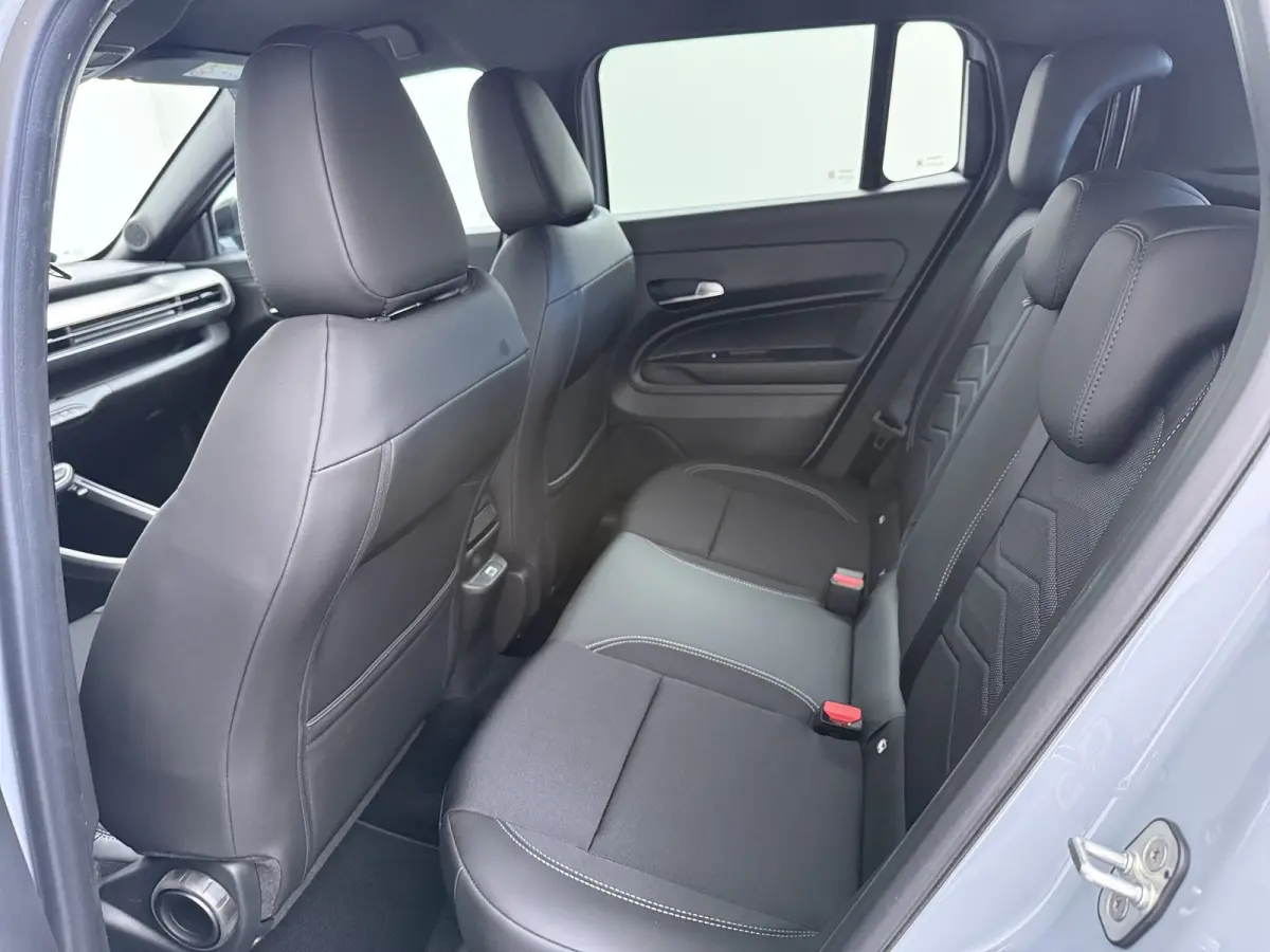 Summit | 10,25 inch digitaal configureerbaar instrumentenpaneel | 10,25" Infotainment met draadloos Apple Carplay en Android Auto | 18" Diamond Cut lichtmetalen velgen