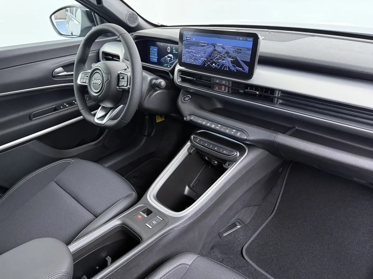 Summit | 10,25 inch digitaal configureerbaar instrumentenpaneel | 10,25" Infotainment met draadloos Apple Carplay en Android Auto | 18" Diamond Cut lichtmetalen velgen