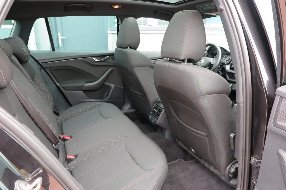 1.0 TSI 110pk H6 Sport Business. Panoramadak , Led, Stoelverwarming, Achteruitrijcamera , PDC , Carplay , (navigatie via carplay) DAB+