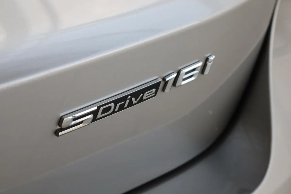 sDrive18i xLine | Panorama dak | Driving Assistant Plus | achteruitrijcamera | afneembare trekhaak | Stoelverwarming
