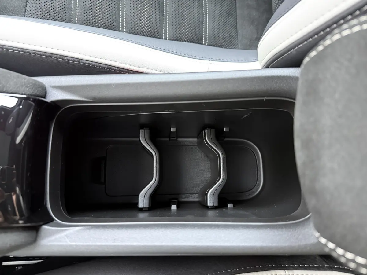 Ibrida 1.2 Hybrid Sport Speciale | Aansluiting (12V-aansluiting) in Bagage-/laadruimte | Achterbankleuning gedeeld/klapbaar (60:40) | Achterlichten LED