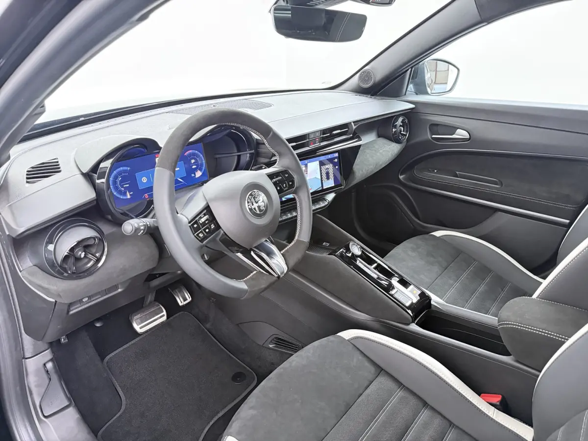 Ibrida 1.2 Hybrid Sport Speciale | Aansluiting (12V-aansluiting) in Bagage-/laadruimte | Achterbankleuning gedeeld/klapbaar (60:40) | Achterlichten LED