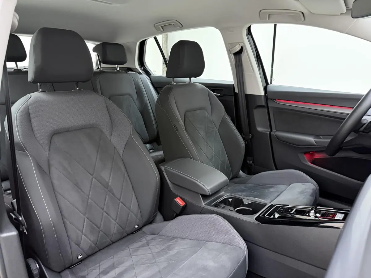 1.4 eHybrid Style | Apple Carplay / Android Auto | Ergo Comfort Stoelen | Lichtmetalen Velgen | Sfeerverlichting |