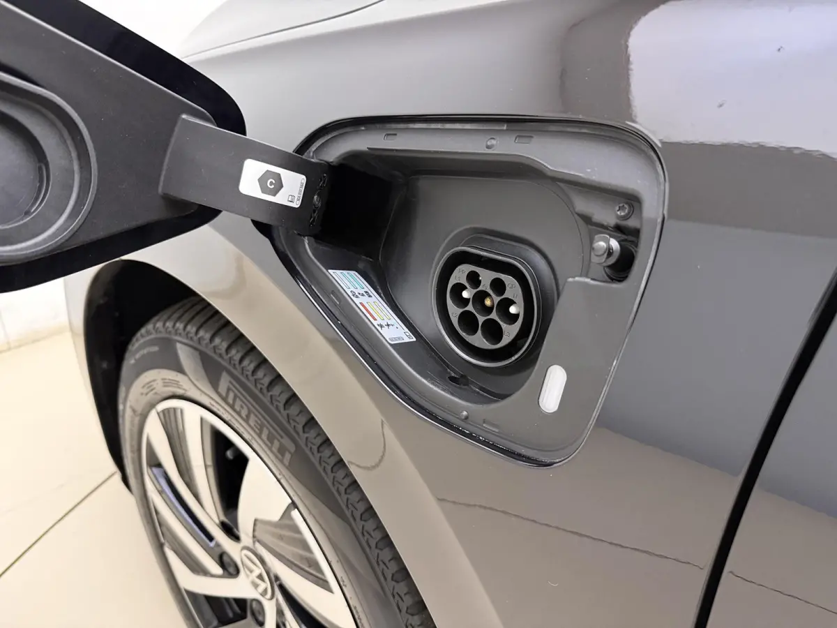 1.4 eHybrid Style | Apple Carplay / Android Auto | Ergo Comfort Stoelen | Lichtmetalen Velgen | Sfeerverlichting |
