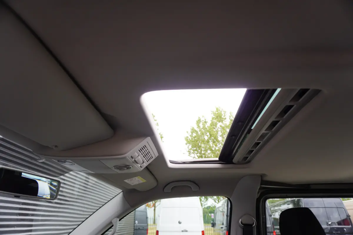 150pk Euro6 Automaat L2H1 Dubbele cabine 5 persoons Navigatie Trekhaak Airco Schuifdak